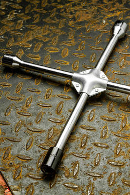 NEO  11-100  Kľúč na kolesá, krížový spevnený, 17 x 19 x 22 x 1/2" mm