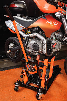 NEO  10-596  Mobilný hydraulický zdvihák pre štvorkolky a motocykle. Nosnosť 680 kg