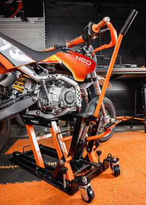 NEO  10-596  Mobilný hydraulický zdvihák pre štvorkolky a motocykle. Nosnosť 680 kg
