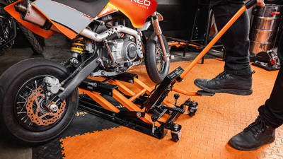 NEO  10-596  Mobilný hydraulický zdvihák pre štvorkolky a motocykle. Nosnosť 680 kg