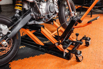 NEO  10-596  Mobilný hydraulický zdvihák pre štvorkolky a motocykle. Nosnosť 680 kg