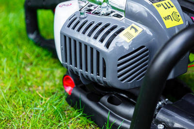 GRAPHITE  58G955  Benzínové nožnice na živý plot 0,75 kW, šírka rezu 550 mm