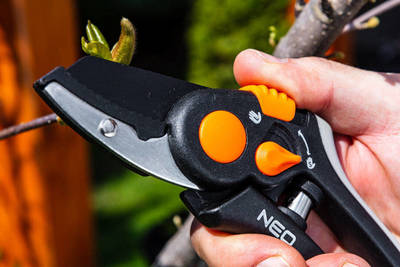 NEO 15-203  Záhradné nákovkové nožnice 200 mm, záber do 18 mm